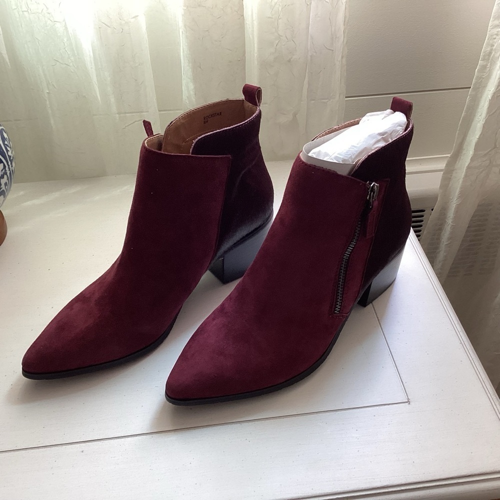 Tahari Rockstar boots NWOT Wine color, size 8
